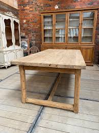 Cette Table A Ete Entierement Restauree Le Plateau Est En Chene Et Le Pietement En Sapin En 2020 Table De Ferme Plateau Chene Table