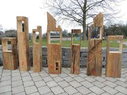 Individuelle Holzlaterne Aus Sehr Alten Handgeschlagenen Balken Die Laterne Ist Ein Wunderschoner Blickfang Z B Holzlaternen Gartendekoration Laternen Holz