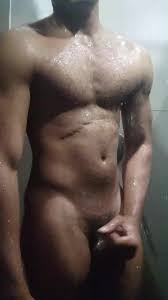 Latino inexperto se da una larga ducha y luego empieza a tocarse el cuerpo  moreno y a masturbarse