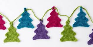 Mini christmas tree decoration knitting patterns. Miniature Knitted Tree Garland Free Knitting Pattern
