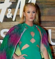 Esta vez me pasó lo mismo, pero la única celebridad que mencionaré es vesta lugg porque es la que siempre en todas las galas apuesta, se atreve y es ella en su esencia. Vesta Lugg Presento Su Nuevo Look Para La Gala De Vina 2017