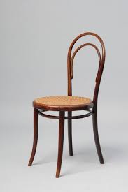 Es besteht aus bugholz (dampfbiegen) und das design brauchte jahre, um es zu perfektionieren. Pin Auf Thonet Bugholz Klassiker