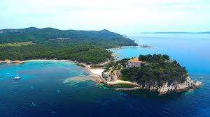It looks more like an island, but is actually attached to the french mainland by a very small strip of land. Sommerresidenz Des Prasidenten Fort De Bregancon Frankreich 2 Youtube