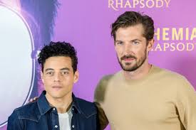 Bohemian rhapsody is a 2018 biographical drama film directed by bryan singer from a screenplay by anthony mccarten, and produced by graham king and queen manager jim beach.the film tells the story of freddie mercury, the lead singer of the british rock musical band queen.the film stars rami malek as mercury, with lucy boynton, gwilym lee, ben hardy, joe mazzello, aidan gillen, tom hollander. Bohemian Rhapsody Cast Members Reveal How They Transformed Into Queen National Globalnews Ca