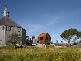 Set on a bluff overlooking the ocean. Enough House Mackay Lyons Sweetapple Architects Archdaily