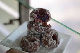 Kuih tempatan biasanya dihasilkan dengan menggunakan bahan asas seperti tepung beras, tepung pulut, tepung ubi kayu, gula melaka, santan dan sebagainya. Cerita Kak Z Kuih Keria Terasa Lebih Ubi Keledek Dari Tepung