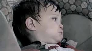 Dziecko zamknięte w aucie przed szkołą policji. Ciotka poszła aplikować