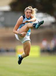 Afl stars rally behind tayla harris over kick photo People Are Mad After A Photo Of A Woman Footy Player Was Deleted Because Of Comments From Trolls