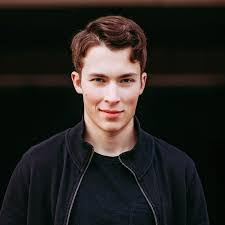 Chase Hollis's Instagram, Twitter & Facebook