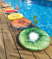 Runde Sitzkissen Im Fruchtigen Sommerlook Ideal Fur Den Pool Gartenstuhle Oder Deine Sitzbank Dekokissen Sitzkissen Rund Sitzkissen