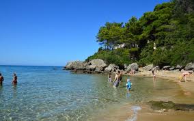 Plaja iposos este una dintre cele mai populare din corfu, fiind preferată de turiști pentru că aici găsesc cam tot ce au nevoie pentru o vacanță relaxantă. Insula Corfu Plaje Si Obiective Turistice Another Milestone