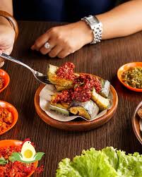 Nasi cobek komplit bebek yang disajikan pertama langsung menggugah selera. Ayam Goreng Kemangi Di Madiun