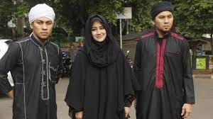 Kasian alm uje yaa sekian lama beliau pergi mantan istrinya malah mengumbar aib soal poligami. Gara Gara Isu Nikah Siri Dengan Umi Pipik Istri Sunu Hampir Gila Showbiz Liputan6 Com