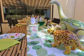Dinosaurier Party Zum Kindergeburtstag Mit Deko Spielen Kuchen Dinosaurier Party Kindergeburtstag Dinosaurier
