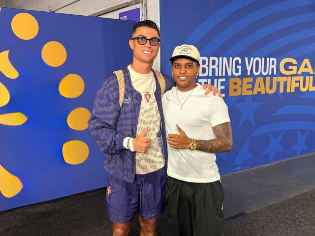 Rodrygo posa ao lado de Cristiano Ronaldo