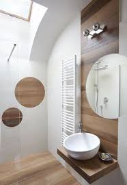 10 Petites Salles De Bain Pleines D Astuces Deco Carrelage Salle De Bain Idee Salle De Bain Salle De Bain Blanche Et Bois