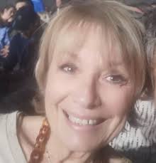 C'était en 1975, un dimanche après-midi tranquille, lorsqu'Ali MacGraw,  après une longue matinée de yoga et d'écriture dans son journal, était  assise seule dans le jardin derrière sa maison à Malibu, les