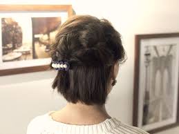 くるりんぱだけなのにパーティーにも結婚式にも 上品ショートハーフアップ 頭美人 ショートのヘアスタイル ショート ハーフアップ ショート 結婚式