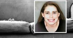 Zmarła w męczarniach, przyklejona do kanapy