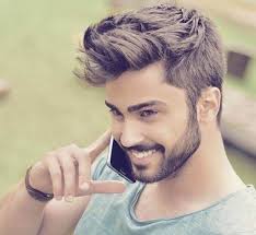 20 immagini di tagli capelli maschili tendenza inverno 2020 2021. Capelli Uomo Il Taglio Maschile Di Tendenza E Con Ciuffo E Sfumato Foto