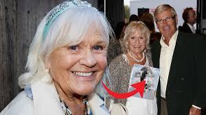 Följarna i chock efter bilden på Christina Schollins okända son