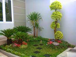 Gaya arsitektur rumah minimalis pada gambar bangunan rumah diatas juga di rancang lebih terbuka dengan adanya jendela kaca yang lebar dan sebagian besar desainya bisa dibuka, sehingga akan memiliki efek seperti berada diteras. Taman Rumah Minimalis Dengan Kolam Ikan Desain Gambar Rumah