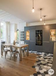 Revetement De Sol 22 Idees Pour Mixer Les Sols Dans Son Interieur Appartement Parisien Decoration Salon Cuisine Sol De Cuisine