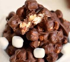 Recette Bouchees D Arachides Guimauves Et Chocolat Candy Recipes Christmas Candy Recipes Easy Candy Recipes