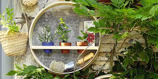 Des Tamis Transformes En Etageres De Jardin Etagere Jardin Deco Jardin Idee Deco Recup