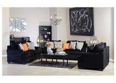 غرفة جلوس تنفرد بلونها الأسود المخملي لشاعرية أكثر غرف جلوس مفروشات شاعرية ميداس Furniture Home Decor Modern House