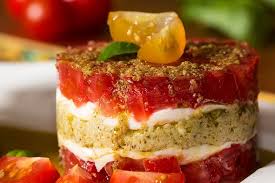 Un Tartare De Tomates Et Mozzarella En Mille Feuille Au Pesto Une Entrae Raf Plats Deviande Dinde Poulets Poisso Recettes De Cuisine Tartare De Tomate Recette