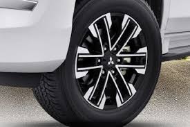 Gambar kereta pajero sport yang mewah. Mitsubishi Pajero Sport 2021 Images Check Interior Exterior Photos Oto