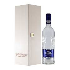 Finlandia vodka is created with glacial spring water so pure that gives its crips, clean taste. Finlandia Vodka Mit Geschenk Holzkiste Gute Freunde