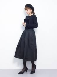 一度はやってみたい 憧れの ワントーンコーデ にこの冬こそチャレンジ キナリノ 黒コーデ レディース ファッションスタイル ファッション