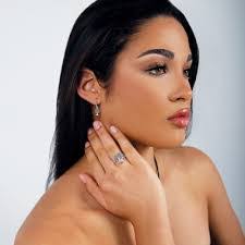 Lisa Plata's Instagram, Twitter & Facebook