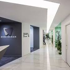 Dentagram Designed By Slash Architects In Istanbul Has A Minimalistic Clear Plan Muebles Para Consultorio Dental Consultorios Odontologicos Consultorio Dental