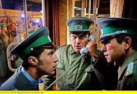 Bornholmer straße (bornholm street) is a 2014 german tv movie directed by christian schwochow for the 25th anniversary of the fall of the berlin wall. Ard Film Schlagbaum Hoch Genosse Grenzer Kultur Stuttgarter Zeitung