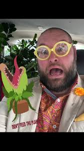 Taking the massive office ZZ plant home to split her up, if she doesn’t get  me first “FEED ME SEYMOUR” 🩸🌱