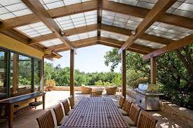 amenagement terrasse avec auvent bois plexiglas aluminium terrasse couverte amenagement terrasse pergola