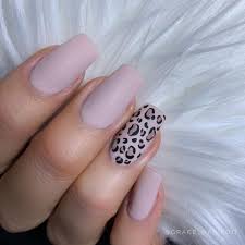No necesariamente tienes que ceñirte en los colores naturales como los marrones, blanco y negro. Unas Decoradas Animal Print Facebook