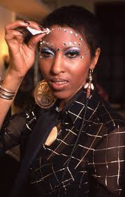 10 Beauty Trends From The 70s That Are Back Again Makeup Trends Festival Makeup Glitter Vintage Makeup