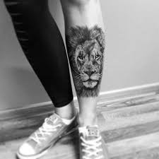 Tatouage de lion sur avant bras orné d'une coiffe composée de plumes d'indiens ultra sophistiquée. Collection De 58 Tatouages De Lions Courageux