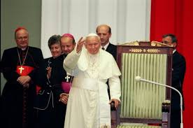 Urodził się w wadowicach jako karol wojtyła w 1920 roku. Jan Pawel Ii W Krainie Liliputow Dariusz Karlowicz