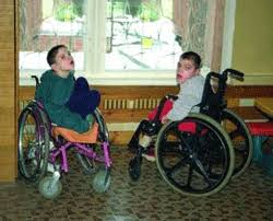Indemnizatie lunara indiferent de venituri in cuantum de 179 ron copiii cu handicap de tip hiv/sida beneficiaza de o alocatie lunara de hrana calculata pe baza alocatiei zilnice de hrana stabilite pentru consumurile colective din unitatile sanitare publice. Indemnizatiile Pentru Persoanele Cu Handicap Sunt Neschimbate De 6 Ani In Timp Ce Statul Pompeaza Bani Multinationalelor StrÄƒine La Ordinul Sua È™i Ue