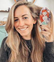 𝕒 𝕕𝕚𝕟𝕘𝕝𝕖𝕙𝕠𝕡𝕡𝕖𝕣!! 🧜🏼‍♀️ (Sorry this has nothing to do with  yoga. Just had to share my pure joy & excitement over this gift from  @jen_irons )