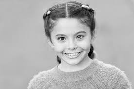 Sexy Girl Mit Geflochtenen Dreadlocks am Kopf in Neonlicht Auf Einem Hellen  Hintergrund Copy Paste Stockfoto