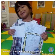 File belajar menulis untuk anak paud, tk dan sd ini merupakan berkas yang kami sediakan untuk para pengajar terutama guru, guna melengkapi dokumentasi atau sebuah bahan yang bisa dijadikan sebagai referensi dalam pelaksanaan kegiatan proses belajar mengajar atau pekerjaan kantor lainnya. Kegiatan Menulis Surat Buat Mama Dan Papa Di Tk Kristen Ketapang Cibubur Sekolah Kristen Ketapang