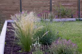 Das Perfekte Blumenbeet Mit Grasern Und Stauden In Lila Und Weiss In 2020 Stauden Gartengestaltung Blumenbeet