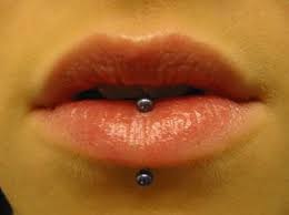 Everything you need to know about the snake eyes piercing how much does it hurt? Eskimo Piercing Vertikales Labret Vertical Schmerzen