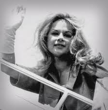 Το 1961, η αλίκη βουγιουκλάκη ήταν ήδη η «βασίλισσα» της ελληνικής μεγάλης οθόνης, ένας τίτλος που ελάχιστες φορές θα ετίθετο υπό αμφισβήτηση τα επόμενα χρόνια μέχρι το τέλος της δεκαετίας. Apotelesma Eikonas Gia Alikh Boygioyklakh Fwtografies Aspromayres Fashion Photography Photography Fashion